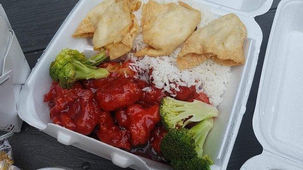 General spicy chicken plate w/white rice (inc 4 crab rangoon)