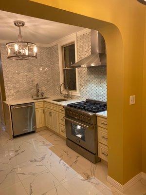 Kitchen, backsplash, range hood, porcelain tiles, renovation.