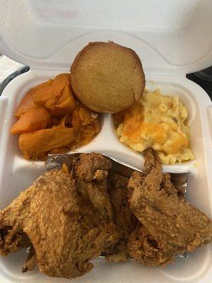 Fried chicken wings with Mac & cheese, Candied Yams and Corn Bread