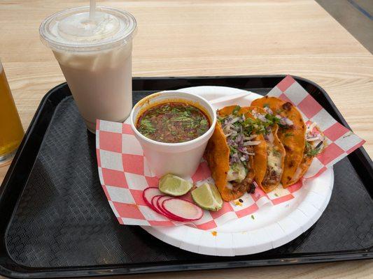 Birría tacos y horchata