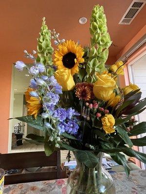 A beautiful arrangement with many flowers