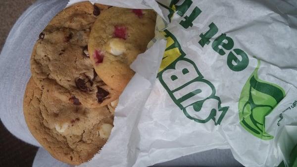 Macadamia nut, chocolate chip and raspberry cheesecake cookies