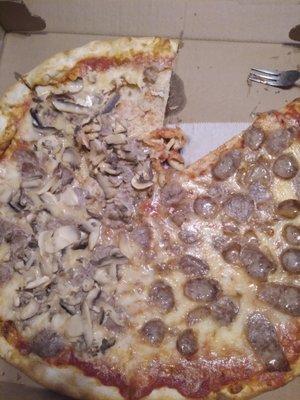 Replacement pizza looks great right?? ABSOLUTELY NO SAUCE ON ANY OF THE PIZZA EXCEPT KN THE EDGE, SO IT APPEARS SAUCE IS ON IT.