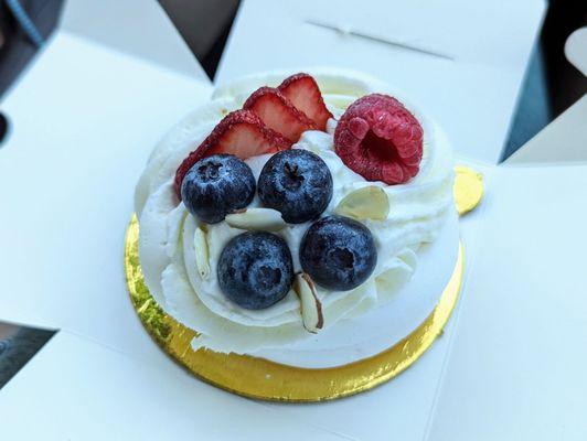 Pavlova with Chantilly and Berries | Instagram: @telephonesmoothie