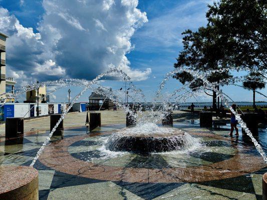 Fountain at north entrance of Waterfront Park_Yelp_Sanju-4