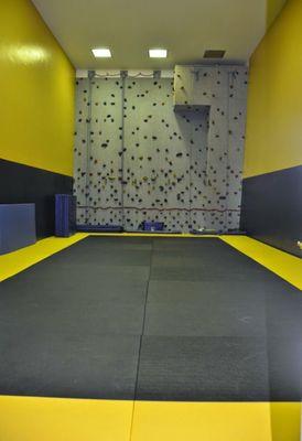 Nice mat and climbing area.