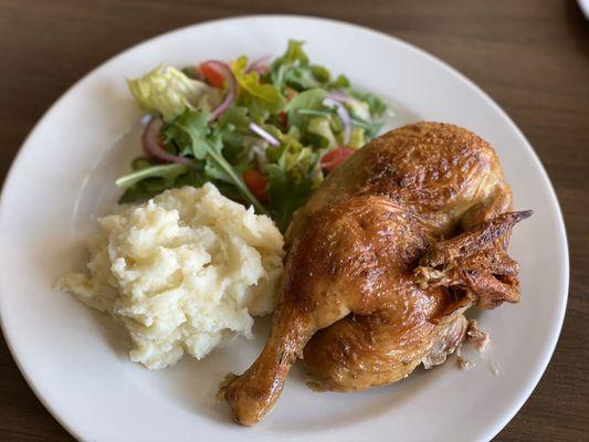 Peruvian roasted chicken with mash potatoes and side salad. Chicken was just how i like it. Everything very tasty.