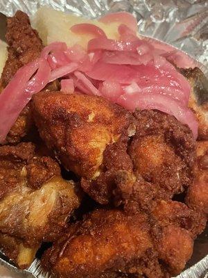 chicharron de pollo con yuca.