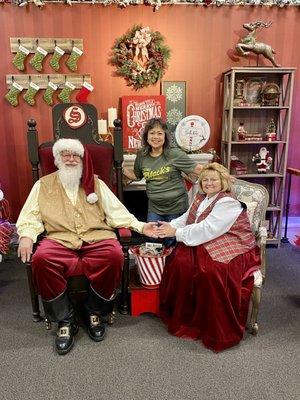 08.30.23 take a picture with Mr & Mrs Claus at the Santa Claus House