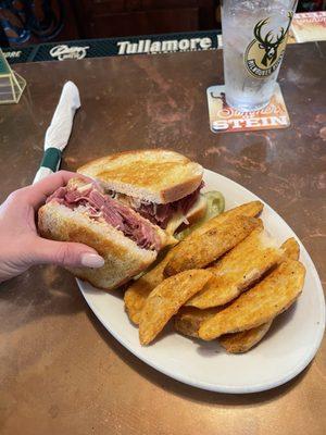 Corn beef reuben with potato wedges