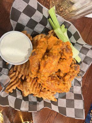 Mild garlic wing basket with waffle fries