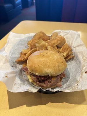 Pulled pork sandwich with chips