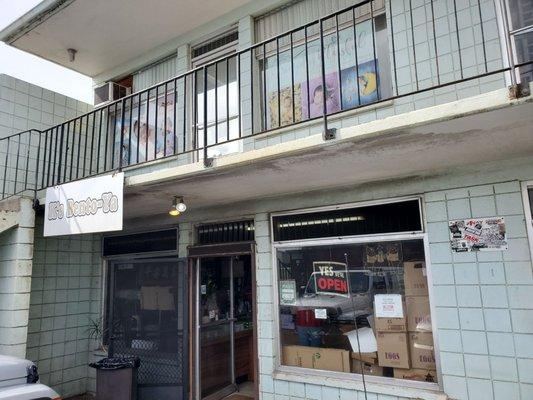 Entrance area of K's Bento-Ya in Waipahu.