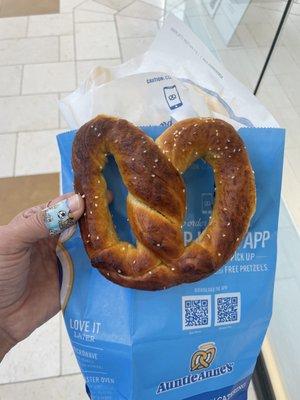 Old burnt pretzel even though they just out fresh ones in oven. Wouldn't let me wait for a fresh one. Waste of money.