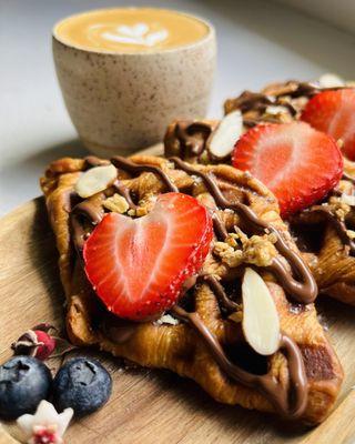 Strawberry Nocciola Croffle:
Pressed Croissants, Crema Di Nocciola, Strawberry, Almond Granola, Chia Seeds