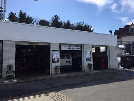 Quinlan's Automotive in Wellesley. Foreign and domestic auto repair. 1 508 395 6357