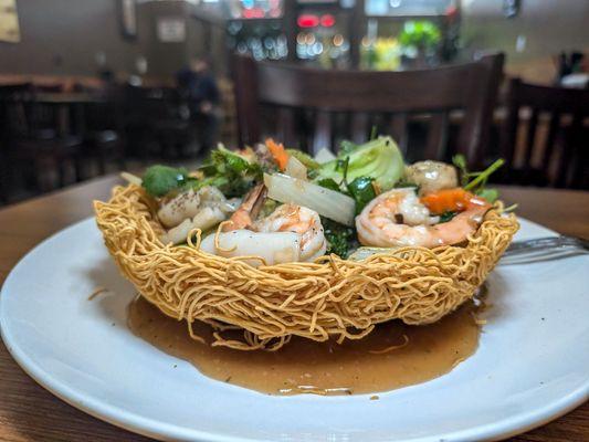 E4 crispy egg noodle w/seafood $17.50