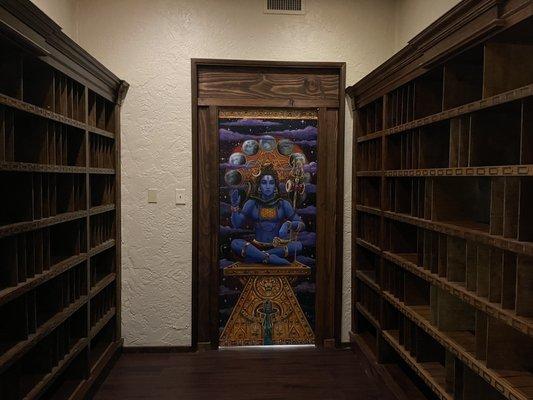 Lobby room to store belongings