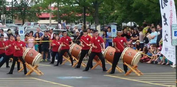 Tsukasa Taiko drummers ::waves to Kiyomi::