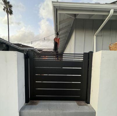 Black aluminum horizontal single gate