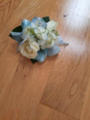 Wrist corsage
Made with beige spray roses, blue hydrangeas, etc.
Can be custom ordered