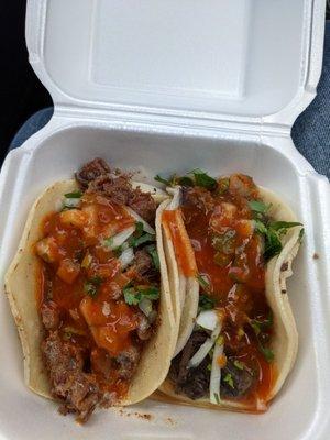 Tacos de tripa y cabeza al vapor