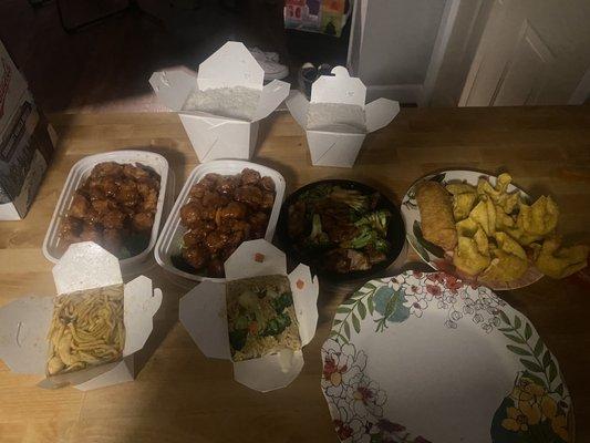 General Tso 's Chicken, Orange Chicken, Beef with Beef W. Broccoli, Crabmeat Rangoon, Roast Pork Egg Roll, Chicken Lo Mein