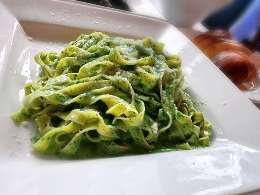 Spaghetti al pesto (this is fettuccine)