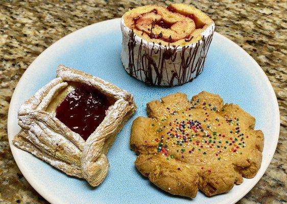 Nino envuelto, puff pastry with guava, and polvoron cookie