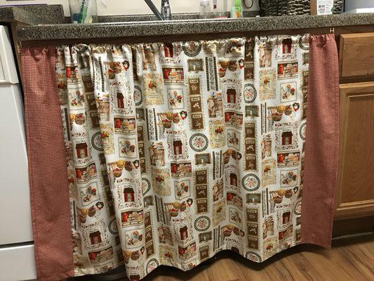 Undersink curtain