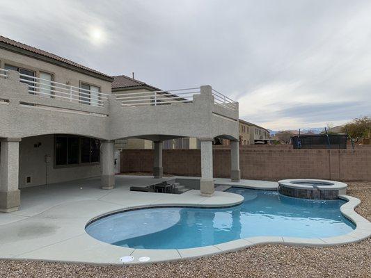 Pool with wet deck and spa