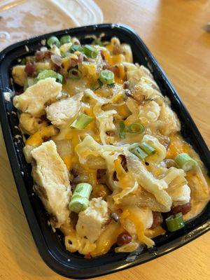 Macaroni, chicken, bacon, cheddar/pepperjack, caramelized onion, green onion, bbq sauce on side