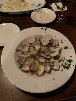 Spaghetti with white clam sauce (substitute linguini). Fresh clams!!