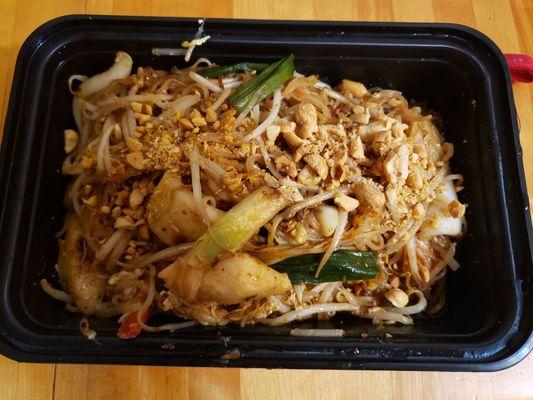 Seafood pad thai