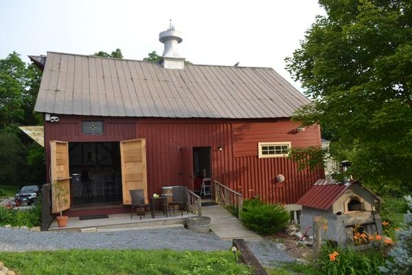 Barn - with wine tasting room and wood fired pizza oven!