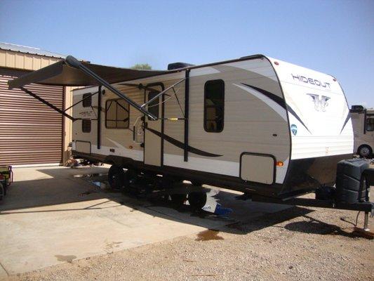 Hideout 25LHSWE Bunkhouse sleeps 9 and 1/2 ton towable!