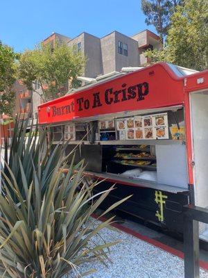 Excellent service and food! My favorite food truck in LA! Recommend the grilled cheese with pulled pork!