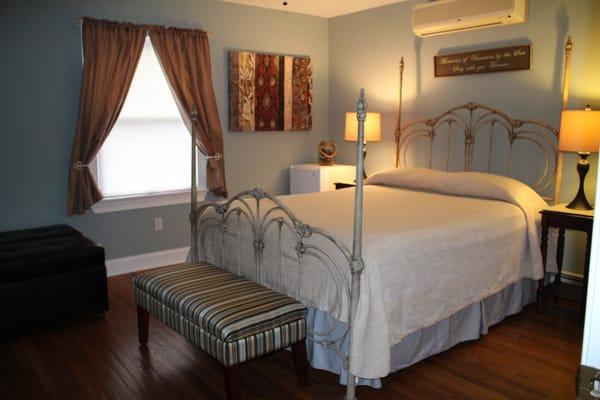 Queen room with private bath, HD TV with free movie channels, guest controlled AC and heat and refrigerator.