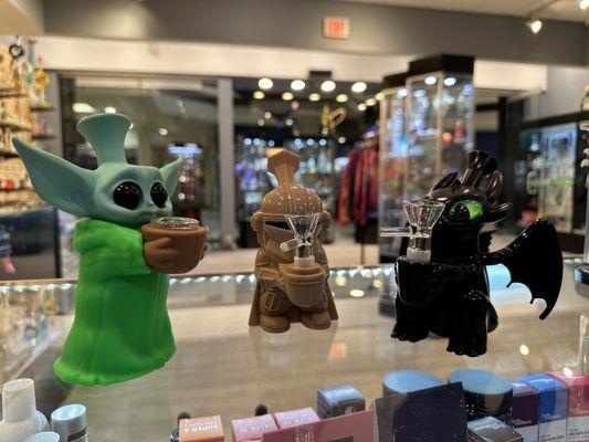 Come meet the heroes #babyyoda #toothlessdragon #mandalorian #bong #waterpipe #smokeshop #headshop