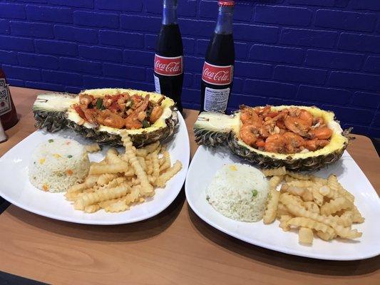 Piña rellena con arroz blanco y papas