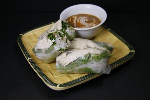 Chicken spring roll with peanut sauce