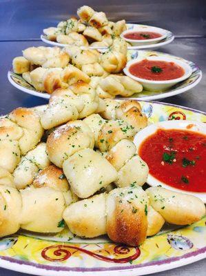 Garlic knots made with fresh dough, fresh chopped garlic and parsley. And a touch of parmesan cheese Served with fresh made marinera sauce.