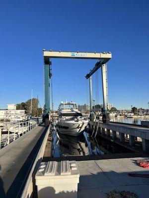 Hauling out a 76 ft Sunseeker