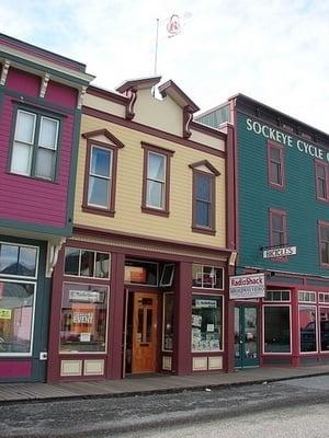 Yellow building is the Radio shack & Broadway Video