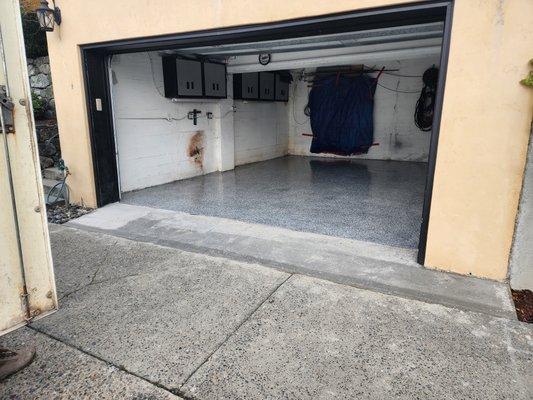 New epoxy  garage floor,  demolition concrete  reparación  part of garage  and pour new  concrete