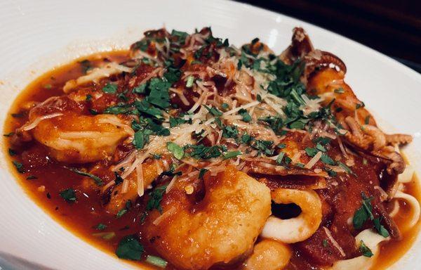 COME TRY OUR RIVERWALK SEAFOOD PASTA.
CALAMARI AND SHRIMP IN OUR SIGNATURE RED SAUCE