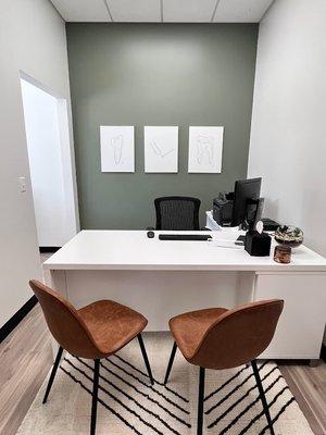 Come visit our beautiful and modern office, where we provide exemplary care to all our patients. Make your appointment with us today!