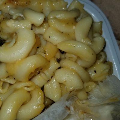 Mac n cheese ...wheres the cheese? Noodles are smushy n overcooked