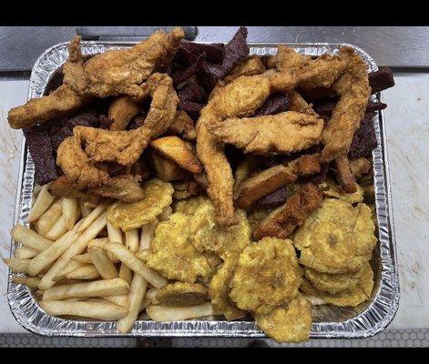 Carne de res, Pollo frita con harina, papas fritas y tostones.