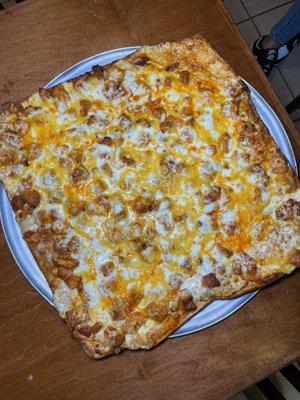 Buffalo chicken Mac and cheese pizza